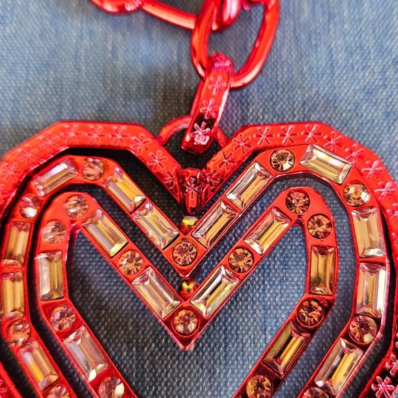 ❤️🏩Betsey Johnson 3-D HEART Statement Necklace - NWT🏩❤️ - Picture 13 of 16
